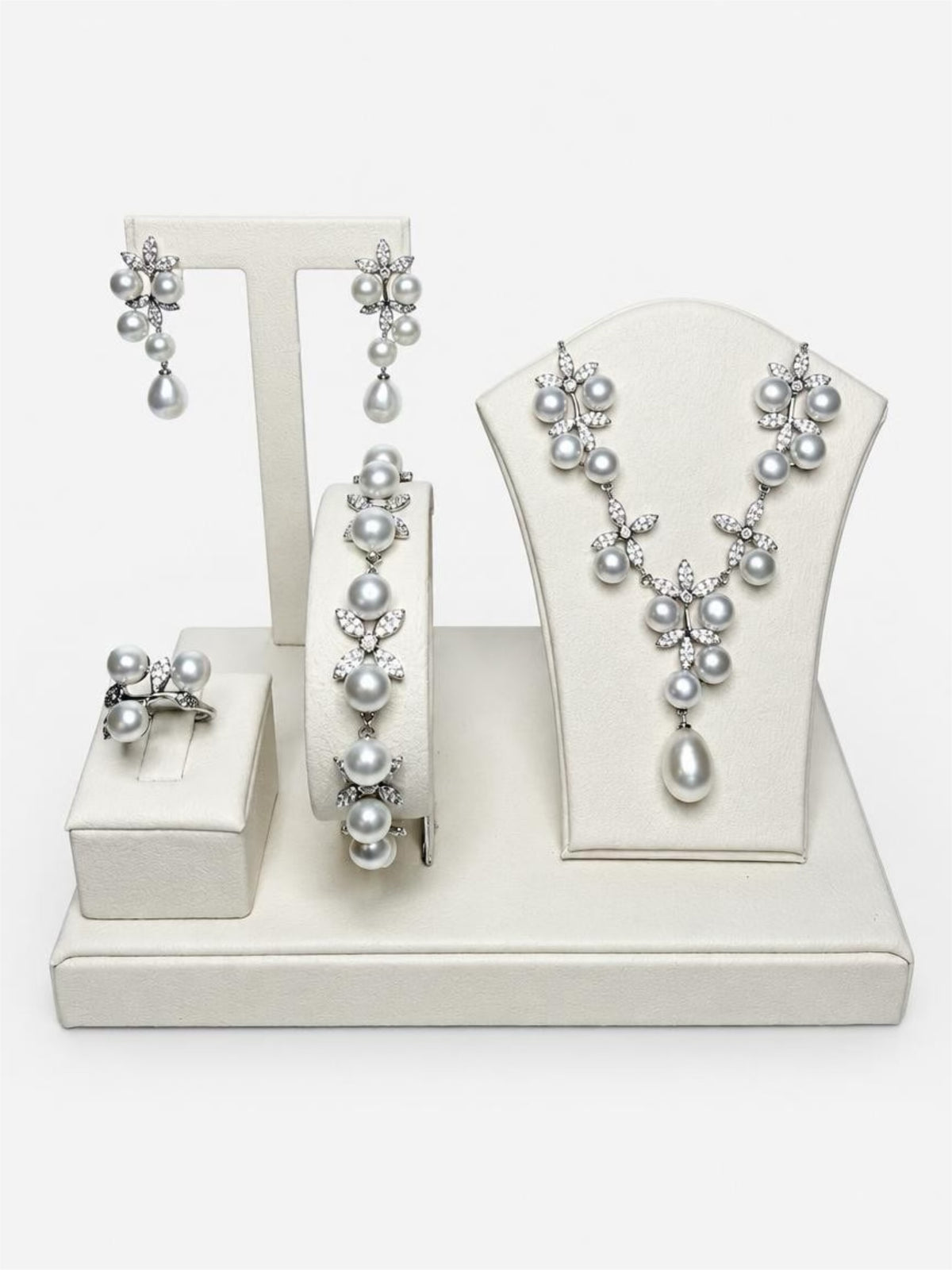 The Lumière Vine Teardrop Pearl Set